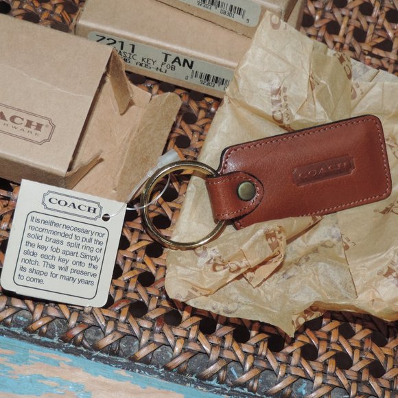 NEW COACH VINTAGE British Tan BROWN LEATHER KEY RING FOB NIB Box & Coach Tissue - Picture 4 of 5